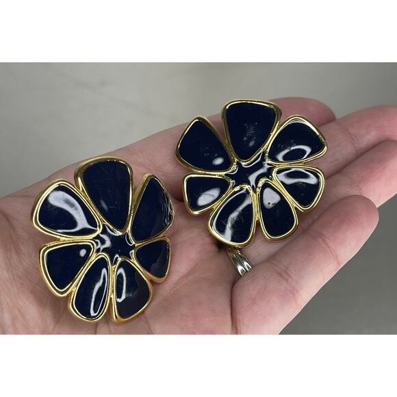 Vintage Monet Navy Blue Enamel Gold Tone Metal Clip On Statement Flower Earrings - Picture 1 of 4